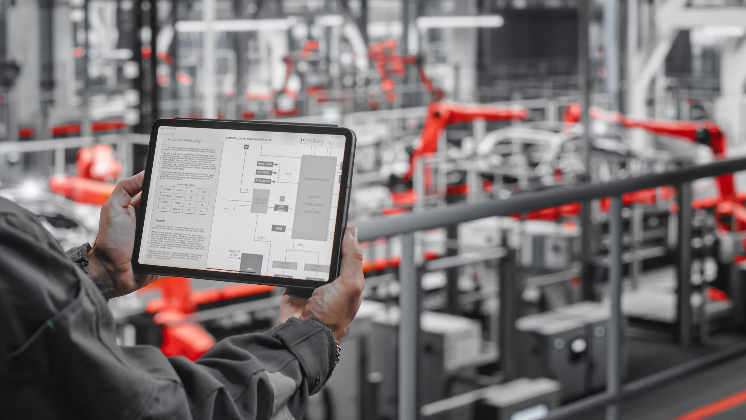Ingenieur prüft technische Unterlagen auf einem Tablet in einer Produktionsanlage